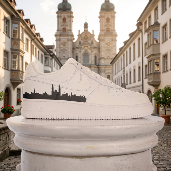 St. Gallen Skyline auf einem handveredelten Custom Sneaker