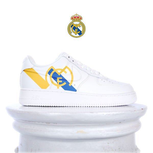 Real Madrid (Limited Edition) Skyline auf einem handveredelten Custom Sneaker