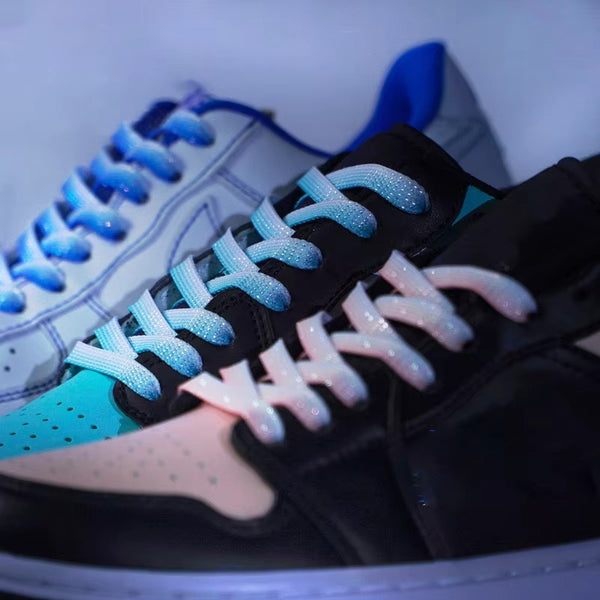 0.8 cm breite, flache, silberfarbene Schnürsenkel mit Farbverlauf.jpg